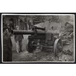 Fiatalok a fegyver mellett, Magyarország, Budapest, 1956-os forradalom, szabadságharc, fegyver (1938 mintájú tarack), táblák, feliratok, utcakép, helytörténet, 1956., 1950-es évek, Eredeti fotó