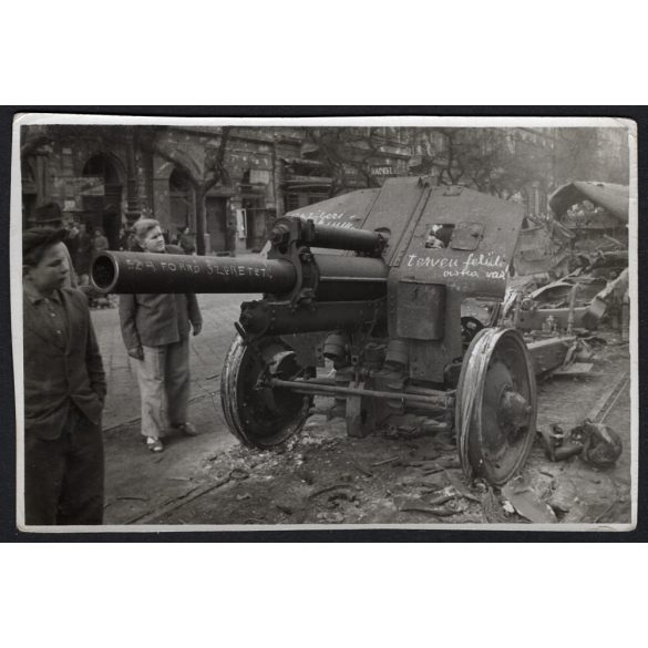 Fiatalok a fegyver mellett, Magyarország, Budapest, 1956-os forradalom, szabadságharc, fegyver (1938 mintájú tarack), táblák, feliratok, utcakép, helytörténet, 1956., 1950-es évek, Eredeti fotó