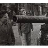 Fiatalok a fegyver mellett, Magyarország, Budapest, 1956-os forradalom, szabadságharc, fegyver (1938 mintájú tarack), táblák, feliratok, utcakép, helytörténet, 1956., 1950-es évek, Eredeti fotó