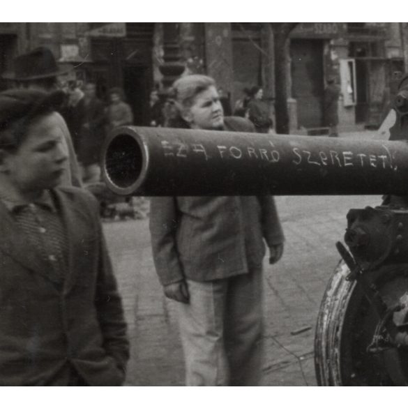 Fiatalok a fegyver mellett, Magyarország, Budapest, 1956-os forradalom, szabadságharc, fegyver (1938 mintájú tarack), táblák, feliratok, utcakép, helytörténet, 1956., 1950-es évek, Eredeti fotó