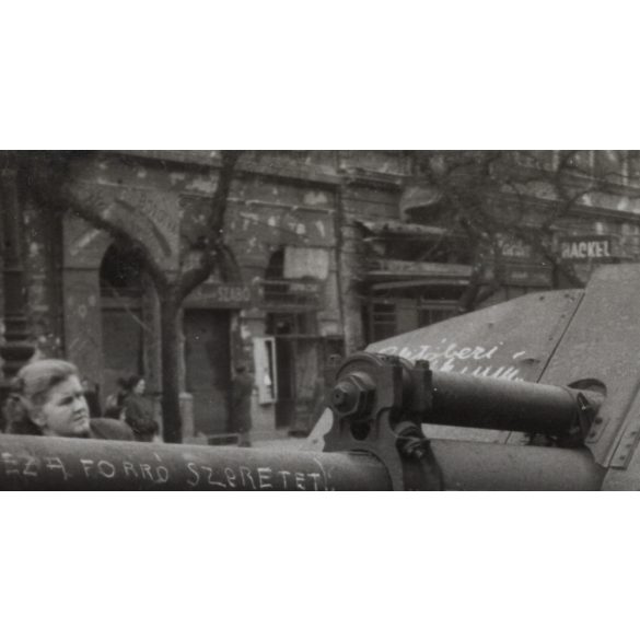 Fiatalok a fegyver mellett, Magyarország, Budapest, 1956-os forradalom, szabadságharc, fegyver (1938 mintájú tarack), táblák, feliratok, utcakép, helytörténet, 1956., 1950-es évek, Eredeti fotó