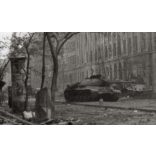 Tankok, Budapest utcáin, Budapest, Pest, 1956-os forradalom, szabadságharc, utcakép, hirdetőoszlop, harckocsi, helytörténet, 1956., 1950-es évek, Eredeti fotó, papírkép.   