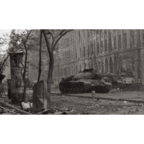 Tankok, Budapest utcáin, Budapest, Pest, 1956-os forradalom, szabadságharc, utcakép, hirdetőoszlop, harckocsi, helytörténet, 1956., 1950-es évek, Eredeti fotó, papírkép.   