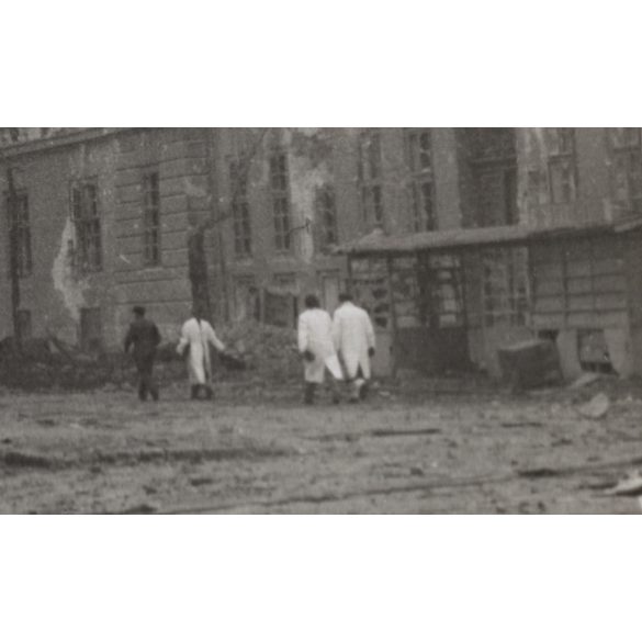 Tankok, Budapest utcáin, Budapest, Pest, 1956-os forradalom, szabadságharc, utcakép, hirdetőoszlop, harckocsi, helytörténet, 1956., 1950-es évek, Eredeti fotó, papírkép.   