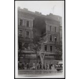 Ágyú találat Budapesten, Pest, 1956-os forradalom, szabadságharc, társasház, táblák, feliratok, katonai jármű, utcakép, helytörténet, 1956., 1950-es évek, Eredeti fotó, papírkép.  
