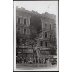   Ágyú találat Budapesten, Pest, 1956-os forradalom, szabadságharc, társasház, táblák, feliratok, katonai jármű, utcakép, helytörténet, 1956., 1950-es évek, Eredeti fotó, papírkép.  