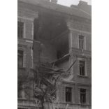 Ágyú találat Budapesten, Pest, 1956-os forradalom, szabadságharc, társasház, táblák, feliratok, katonai jármű, utcakép, helytörténet, 1956., 1950-es évek, Eredeti fotó, papírkép.  