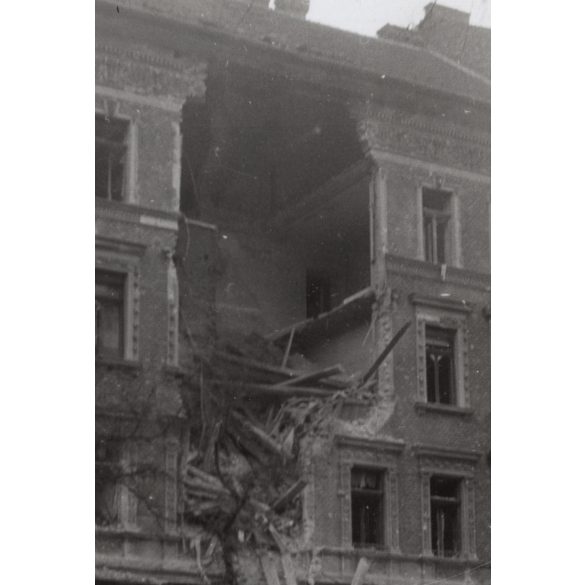 Ágyú találat Budapesten, Pest, 1956-os forradalom, szabadságharc, társasház, táblák, feliratok, katonai jármű, utcakép, helytörténet, 1956., 1950-es évek, Eredeti fotó, papírkép.  