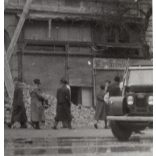 Ágyú találat Budapesten, Pest, 1956-os forradalom, szabadságharc, társasház, táblák, feliratok, katonai jármű, utcakép, helytörténet, 1956., 1950-es évek, Eredeti fotó, papírkép.  