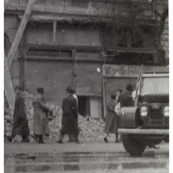Ágyú találat Budapesten, Pest, 1956-os forradalom, szabadságharc, társasház, táblák, feliratok, katonai jármű, utcakép, helytörténet, 1956., 1950-es évek, Eredeti fotó, papírkép.  