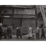 Ágyú találat Budapesten, Pest, 1956-os forradalom, szabadságharc, társasház, táblák, feliratok, katonai jármű, utcakép, helytörténet, 1956., 1950-es évek, Eredeti fotó, papírkép.  