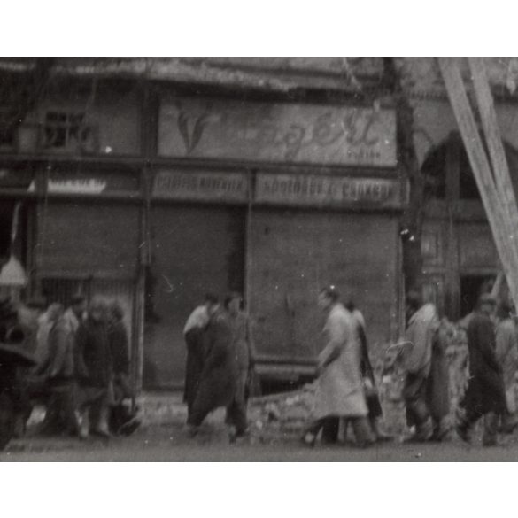 Ágyú találat Budapesten, Pest, 1956-os forradalom, szabadságharc, társasház, táblák, feliratok, katonai jármű, utcakép, helytörténet, 1956., 1950-es évek, Eredeti fotó, papírkép.  