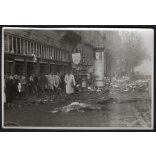 Budapest utcái a forradalom után, Magyarország, 1956-os forradalom, szabadságharc, táblák, feliratok, Fischer Sándor fényképész cégére, hirdetőoszlop, utcakép, helytörténet, 1956., 1950-es évek,