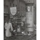 Budapest utcái a forradalom után, Magyarország, 1956-os forradalom, szabadságharc, táblák, feliratok, Fischer Sándor fényképész cégére, hirdetőoszlop, utcakép, helytörténet, 1956., 1950-es évek,