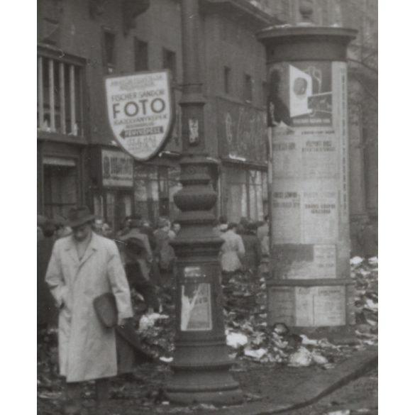 Budapest utcái a forradalom után, Magyarország, 1956-os forradalom, szabadságharc, táblák, feliratok, Fischer Sándor fényképész cégére, hirdetőoszlop, utcakép, helytörténet, 1956., 1950-es évek,