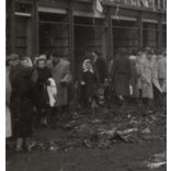 Budapest utcái a forradalom után, Magyarország, 1956-os forradalom, szabadságharc, táblák, feliratok, Fischer Sándor fényképész cégére, hirdetőoszlop, utcakép, helytörténet, 1956., 1950-es évek,