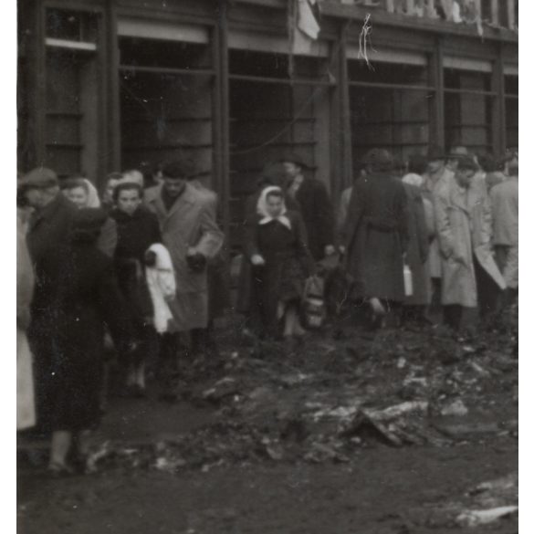 Budapest utcái a forradalom után, Magyarország, 1956-os forradalom, szabadságharc, táblák, feliratok, Fischer Sándor fényképész cégére, hirdetőoszlop, utcakép, helytörténet, 1956., 1950-es évek,