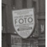Budapest utcái a forradalom után, Magyarország, 1956-os forradalom, szabadságharc, táblák, feliratok, Fischer Sándor fényképész cégére, hirdetőoszlop, utcakép, helytörténet, 1956., 1950-es évek,