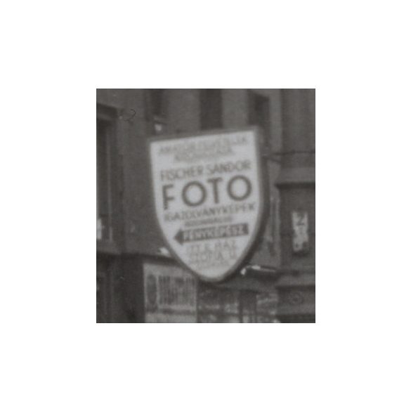 Budapest utcái a forradalom után, Magyarország, 1956-os forradalom, szabadságharc, táblák, feliratok, Fischer Sándor fényképész cégére, hirdetőoszlop, utcakép, helytörténet, 1956., 1950-es évek,