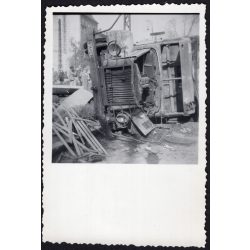   Oldalára borult katonai teherautó, Magyarország, Budapest, 1956-os forradalom, szabadságharc, jármű, közlekedés, helytörténet, 1956., 1950-es évek, Eredeti fotó, papírkép.   