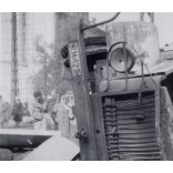 Oldalára borult katonai teherautó, Magyarország, Budapest, 1956-os forradalom, szabadságharc, jármű, közlekedés, helytörténet, 1956., 1950-es évek, Eredeti fotó, papírkép.   