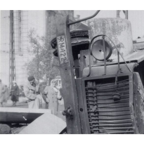 Oldalára borult katonai teherautó, Magyarország, Budapest, 1956-os forradalom, szabadságharc, jármű, közlekedés, helytörténet, 1956., 1950-es évek, Eredeti fotó, papírkép.   