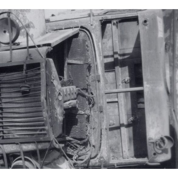 Oldalára borult katonai teherautó, Magyarország, Budapest, 1956-os forradalom, szabadságharc, jármű, közlekedés, helytörténet, 1956., 1950-es évek, Eredeti fotó, papírkép.   