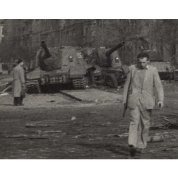 Tankok, romos házak Budapesten az 1956-os forradalom után, Magyarország, Pest, szabadságharc, katonai járművek, utcakép, helytörténet, 1956., 1950-es évek, Eredeti fotó, papírkép.   