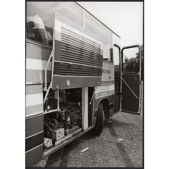 Nagyobb méret! Az Ikarus 254 tourist típusú, légkondicionált gépjárművének motortere, Magyarország, jármű, busz, közlekedéstörténet, 1970-es évek, Eredeti fotó, papírkép.   