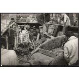 Katonai jármű roncsok az 1956-os forradalom után, Magyarország, Budapest, szabadságharc, motor, emberek, helytörténet, 1956., 1950-es évek, Eredeti fotó, papírkép.   