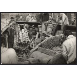   Katonai jármű roncsok az 1956-os forradalom után, Magyarország, Budapest, szabadságharc, motor, emberek, helytörténet, 1956., 1950-es évek, Eredeti fotó, papírkép.   