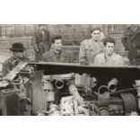 Katonai jármű roncsok az 1956-os forradalom után, Magyarország, Budapest, szabadságharc, motor, emberek, helytörténet, 1956., 1950-es évek, Eredeti fotó, papírkép.   