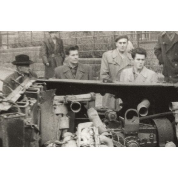 Katonai jármű roncsok az 1956-os forradalom után, Magyarország, Budapest, szabadságharc, motor, emberek, helytörténet, 1956., 1950-es évek, Eredeti fotó, papírkép.   