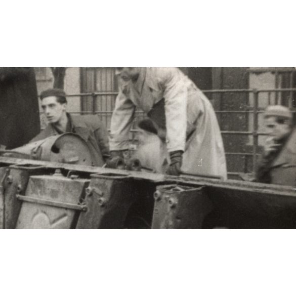 Katonai jármű roncsok az 1956-os forradalom után, Magyarország, Budapest, szabadságharc, motor, emberek, helytörténet, 1956., 1950-es évek, Eredeti fotó, papírkép.   