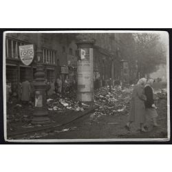   Emberek, Budapest utcáin az 1956-os forradalom után, Magyarország, szabadságharc, táblák, feliratok, Fischer Sándor fényképész cégére, hirdetőoszlop, utcakép helytörténet, 1956., 1950-es évek, 