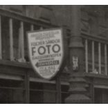 Emberek, Budapest utcáin az 1956-os forradalom után, Magyarország, szabadságharc, táblák, feliratok, Fischer Sándor fényképész cégére, hirdetőoszlop, utcakép helytörténet, 1956., 1950-es évek, 