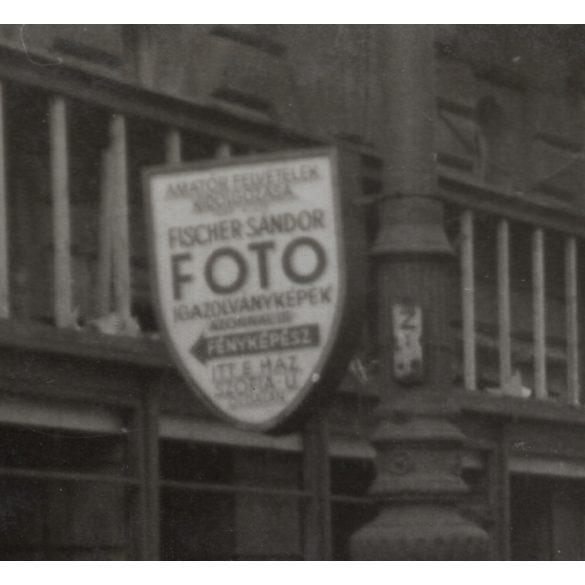 Emberek, Budapest utcáin az 1956-os forradalom után, Magyarország, szabadságharc, táblák, feliratok, Fischer Sándor fényképész cégére, hirdetőoszlop, utcakép helytörténet, 1956., 1950-es évek, 