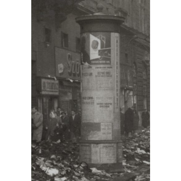 Emberek, Budapest utcáin az 1956-os forradalom után, Magyarország, szabadságharc, táblák, feliratok, Fischer Sándor fényképész cégére, hirdetőoszlop, utcakép helytörténet, 1956., 1950-es évek, 