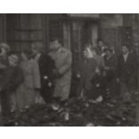 Emberek, Budapest utcáin az 1956-os forradalom után, Magyarország, szabadságharc, táblák, feliratok, Fischer Sándor fényképész cégére, hirdetőoszlop, utcakép helytörténet, 1956., 1950-es évek, 