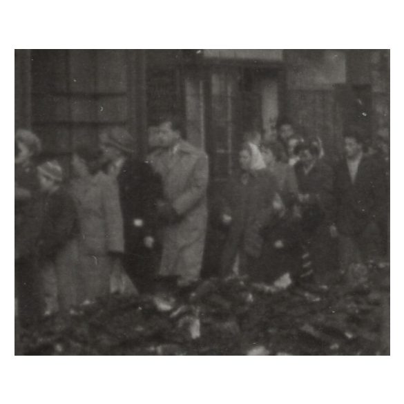 Emberek, Budapest utcáin az 1956-os forradalom után, Magyarország, szabadságharc, táblák, feliratok, Fischer Sándor fényképész cégére, hirdetőoszlop, utcakép helytörténet, 1956., 1950-es évek, 