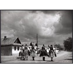   Nagyobb méret, Szendrő István fotóművészeti alkotása, lányok népviseletben, Kazár, Gyöngyösbokréta mozgalom, népviselet, szoknya, kendő, 1930-as évek. Eredeti, pecséttel jelzett fotó, papírkép, Agfa B