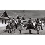 Nagyobb méret, Szendrő István fotóművészeti alkotása, lányok népviseletben, Kazár, Gyöngyösbokréta mozgalom, népviselet, szoknya, kendő, 1930-as évek. Eredeti, pecséttel jelzett fotó, papírkép, Agfa B