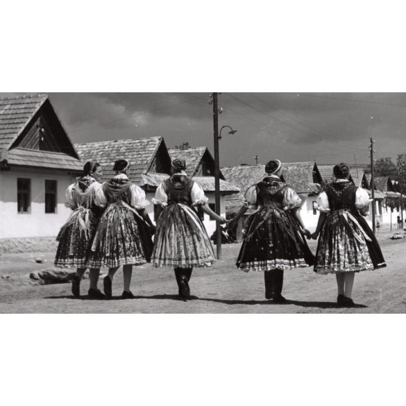 Nagyobb méret, Szendrő István fotóművészeti alkotása, lányok népviseletben, Kazár, Gyöngyösbokréta mozgalom, népviselet, szoknya, kendő, 1930-as évek. Eredeti, pecséttel jelzett fotó, papírkép, Agfa B