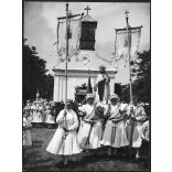 Nagyobb méret, Szendrő István fotóművészeti alkotása, egyházi ünnep, lányok népviseletben, Gyöngyösbokréta mozgalom népviselet, egyház, vallás, kápolna, 1930-as évek. 