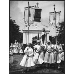   Nagyobb méret, Szendrő István fotóművészeti alkotása, egyházi ünnep, lányok népviseletben, Gyöngyösbokréta mozgalom népviselet, egyház, vallás, kápolna, 1930-as évek. 