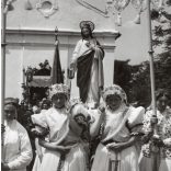 Nagyobb méret, Szendrő István fotóművészeti alkotása, egyházi ünnep, lányok népviseletben, Gyöngyösbokréta mozgalom népviselet, egyház, vallás, kápolna, 1930-as évek. 