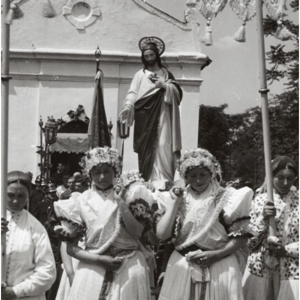 Nagyobb méret, Szendrő István fotóművészeti alkotása, egyházi ünnep, lányok népviseletben, Gyöngyösbokréta mozgalom népviselet, egyház, vallás, kápolna, 1930-as évek. 