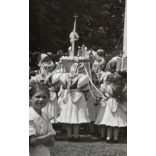 Nagyobb méret, Szendrő István fotóművészeti alkotása, egyházi ünnep, lányok népviseletben, Gyöngyösbokréta mozgalom népviselet, egyház, vallás, kápolna, 1930-as évek. 