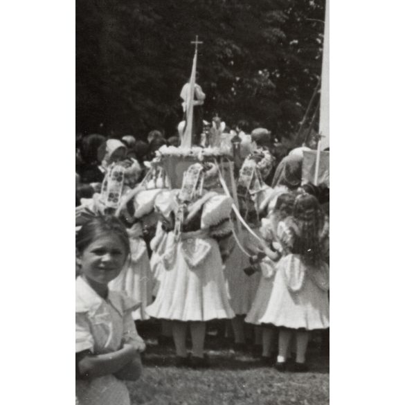 Nagyobb méret, Szendrő István fotóművészeti alkotása, egyházi ünnep, lányok népviseletben, Gyöngyösbokréta mozgalom népviselet, egyház, vallás, kápolna, 1930-as évek. 