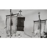 Nagyobb méret, Szendrő István fotóművészeti alkotása, egyházi ünnep, lányok népviseletben, Gyöngyösbokréta mozgalom népviselet, egyház, vallás, kápolna, 1930-as évek. 